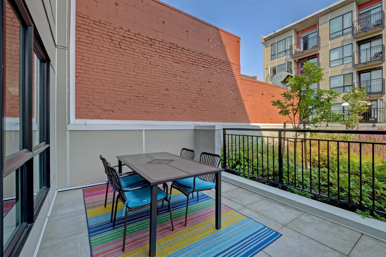 Gorgeous Old Town Condo With Patio And Parking! Victoria Eksteriør bilde